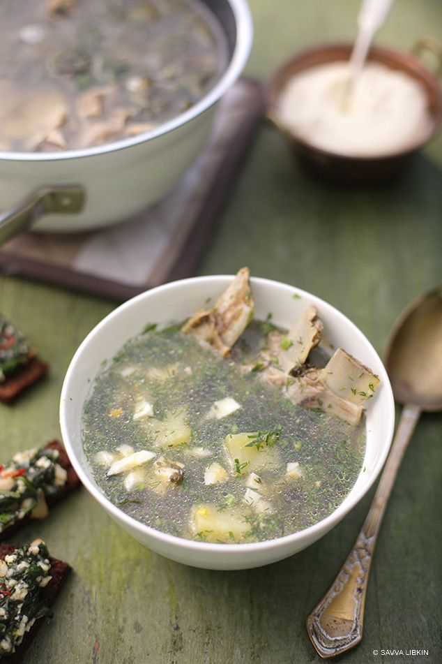 Зеленый борщ с ребрышками и гренками