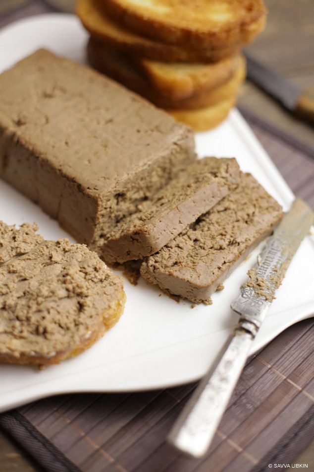 Паштет из куриной печени с рюмкой коньяка